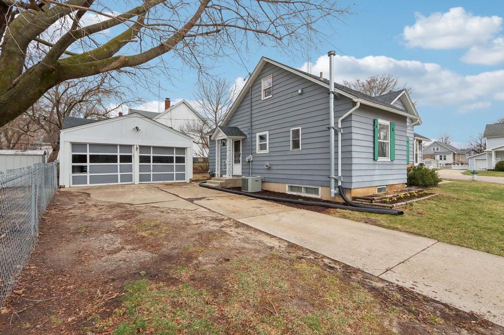 Photo of 802 W Franklin STREET, Portage, WI 53901 (MLS # 2019944)