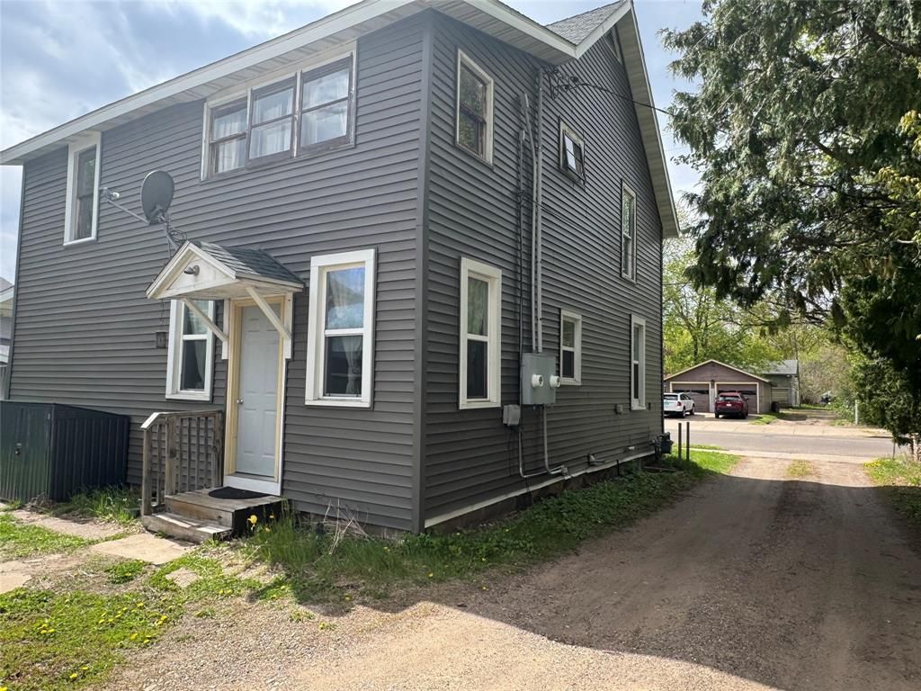 Photo of 613-613 1/2 E Grand AVENUE #1-2, Chippewa Falls, WI 54729 (MLS # 1600949)