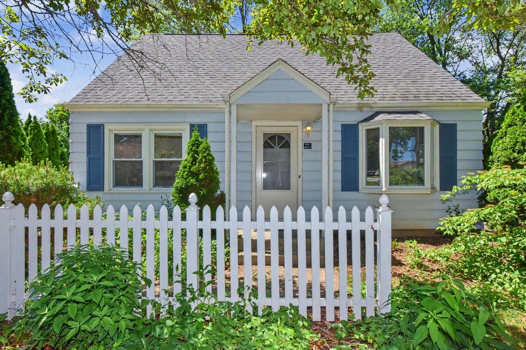 Photo of W165N8607 Dardis AVENUE, Menomonee Falls, WI 53051 (MLS # 1967169)