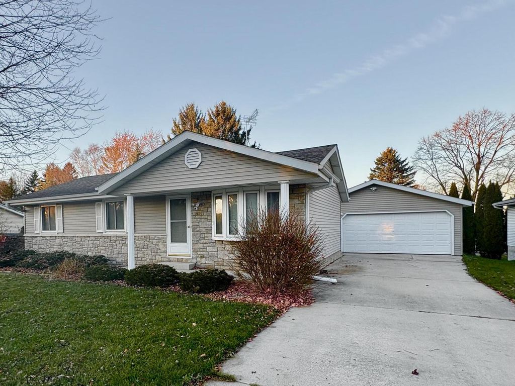 Photo of 1420 Sunset Ridge DRIVE WEST DRIVE W, West Bend, WI 53090 (MLS # 1943886)