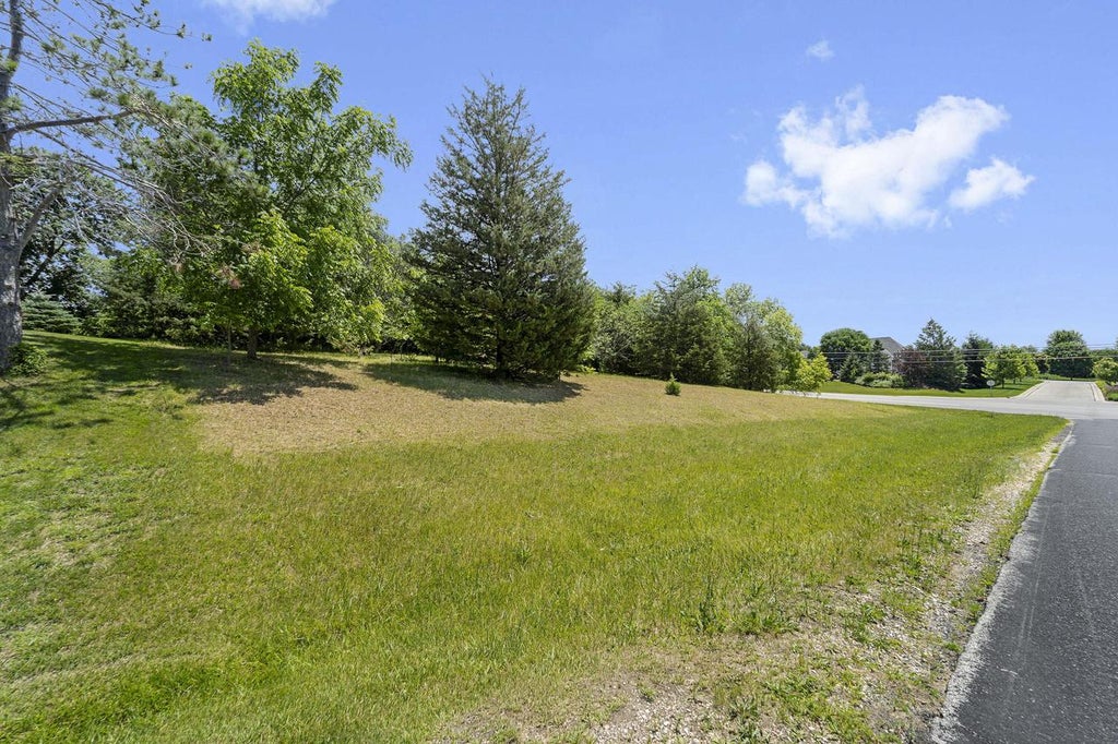 Photo of Lt23 Stonebank Highlands, Oconomowoc, WI 53066 (MLS # 1986025)
