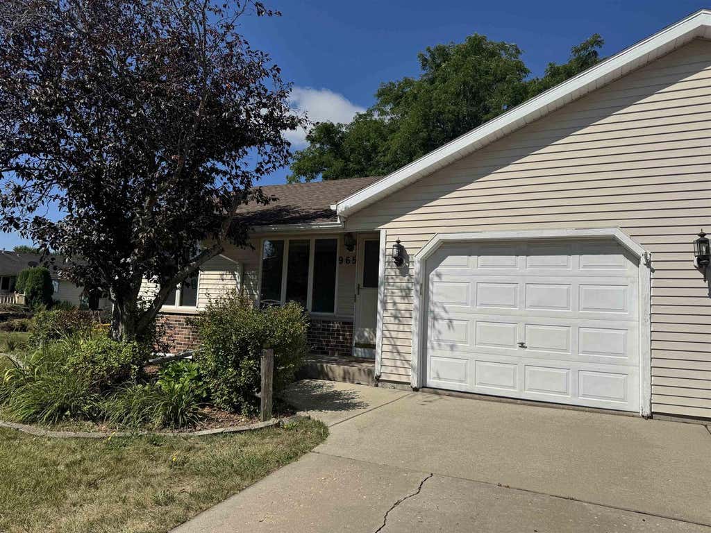 Photo of 965 N Wuthering Hills DRIVE, Janesville, WI 53546 (MLS # 2029557)