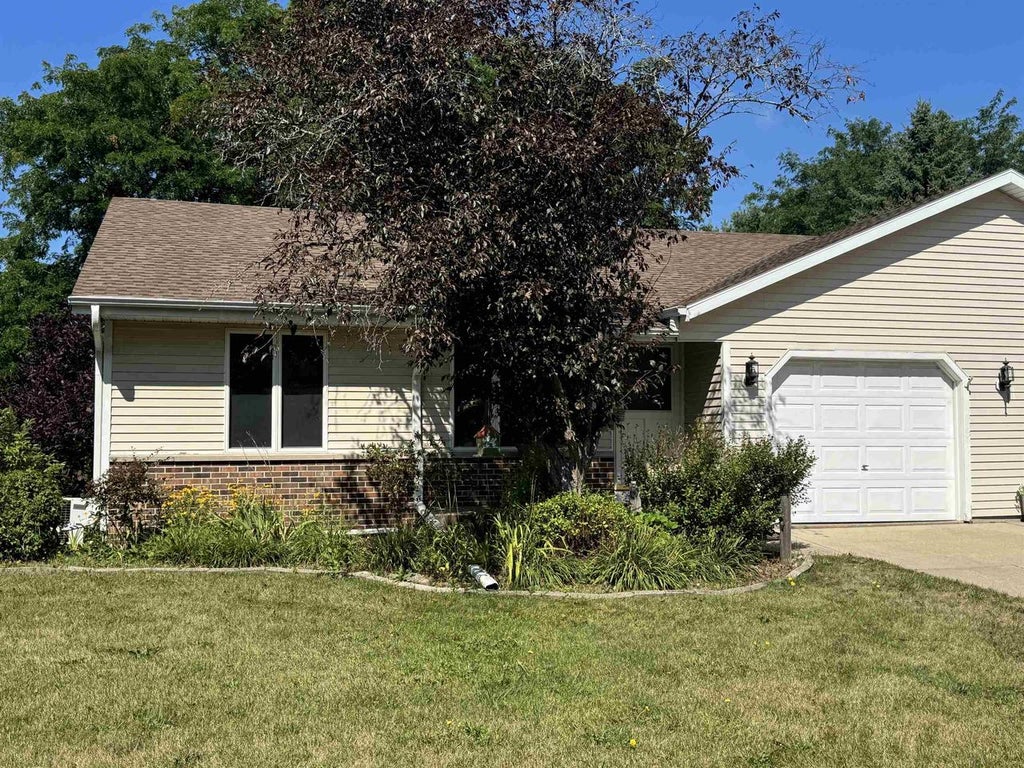 Photo of 965 N Wuthering Hills DRIVE, Janesville, WI 53546 (MLS # 2029557)