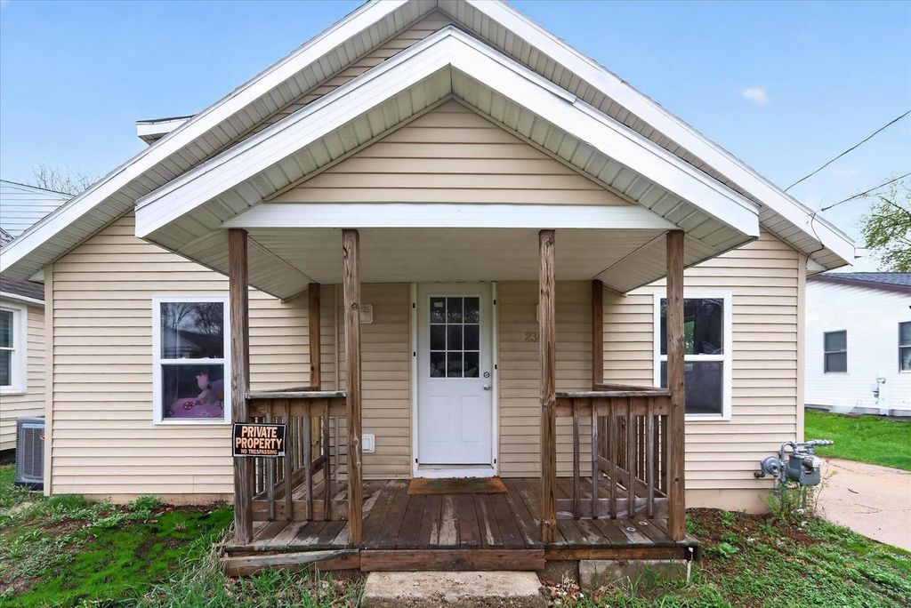 Photo of 236 Chestnut AVENUE, Beloit, WI 53511 (MLS # 2020243)