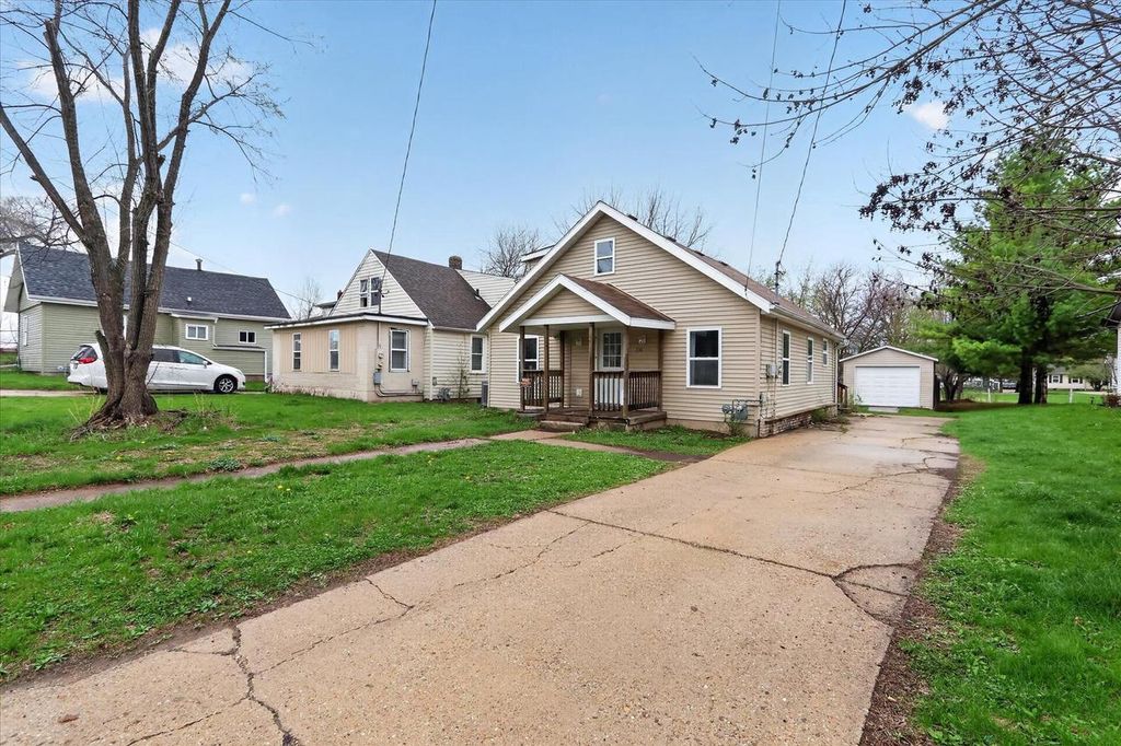 Photo of 236 Chestnut AVENUE, Beloit, WI 53511 (MLS # 2020243)