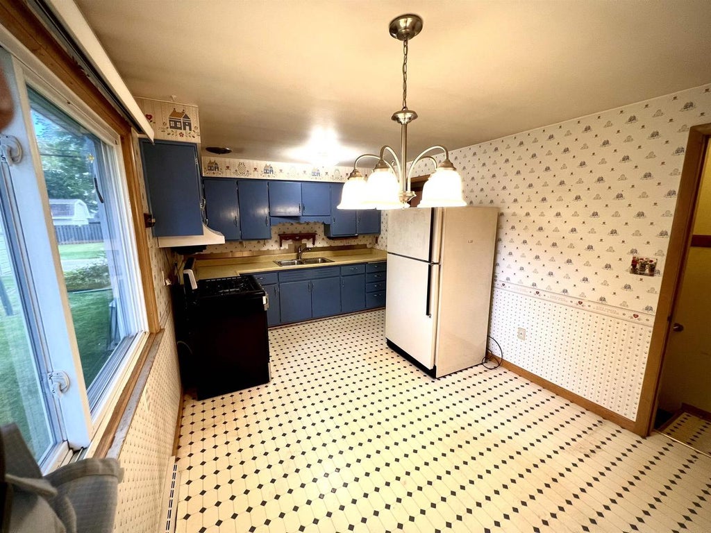 Photo of 827 Colonial AVENUE, Green Bay, WI 54304 (MLS # 50332804)