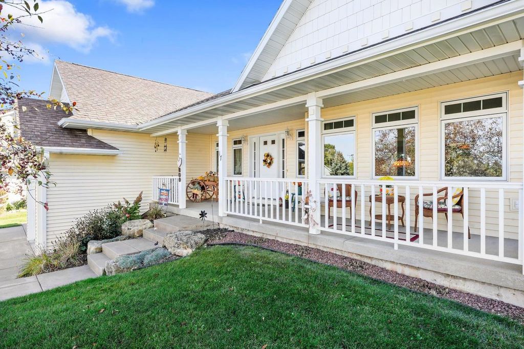 Photo of 17 Pheasant Pt, Dodgeville, WI 53533 (MLS # 2018375)