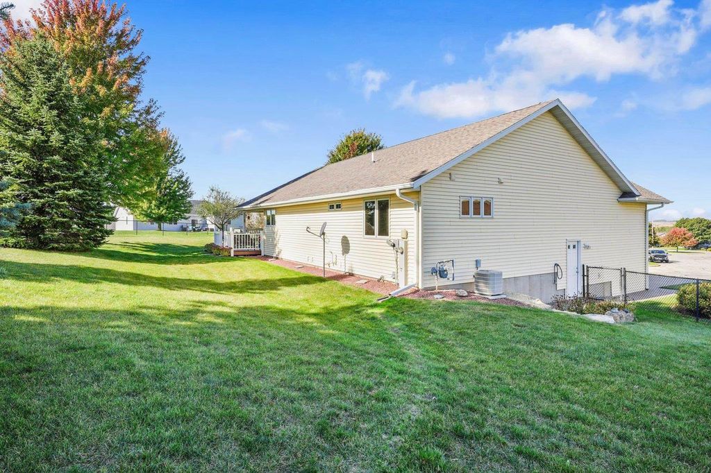 Photo of 17 Pheasant Pt, Dodgeville, WI 53533 (MLS # 2018375)