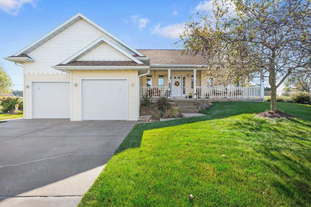 Photo of 17 Pheasant Pt, Dodgeville, WI 53533 (MLS # 2018375)