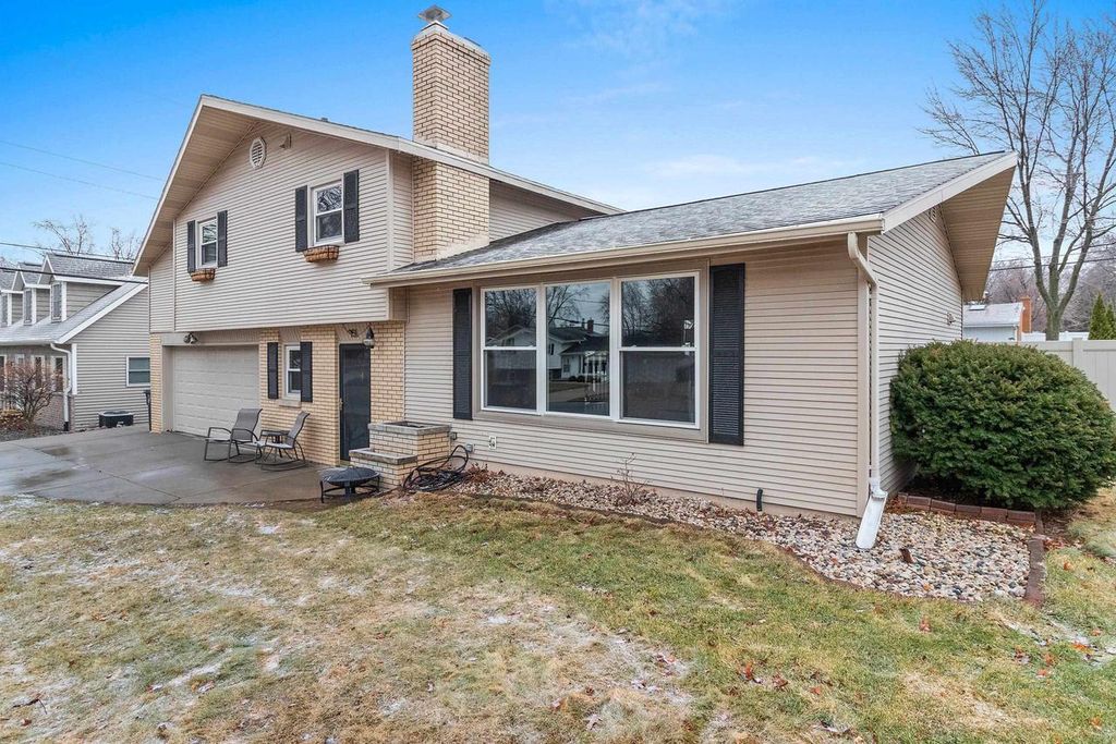 Photo of 951 Duchateau AVENUE, Green Bay, WI 54304 (MLS # 50322162)