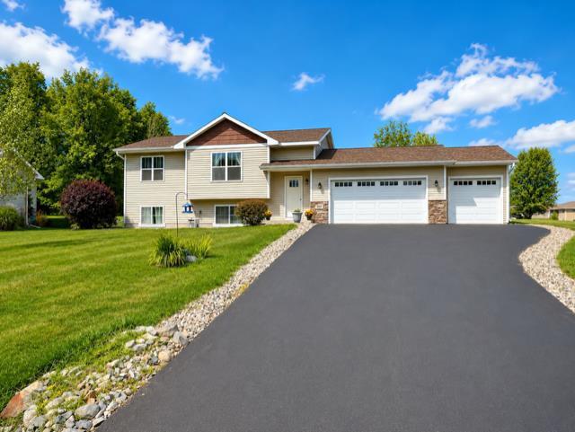 Photo of 899 Wedgewood DRIVE, Kronenwetter, WI 54455 (MLS # 22604270)