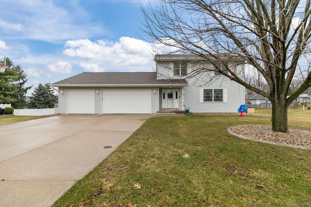 Photo of 1401 Haymeadow COURT, New London, WI 54961 (MLS # 50323400)
