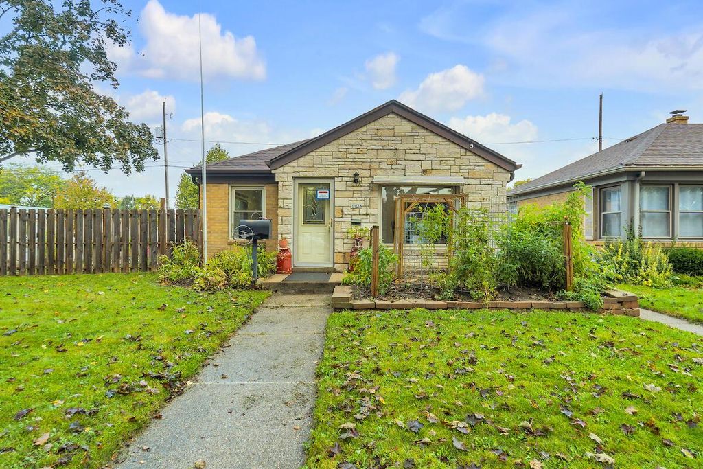 Photo of 1124 Kingston AVENUE, Racine, WI 53402 (MLS # 1939936)