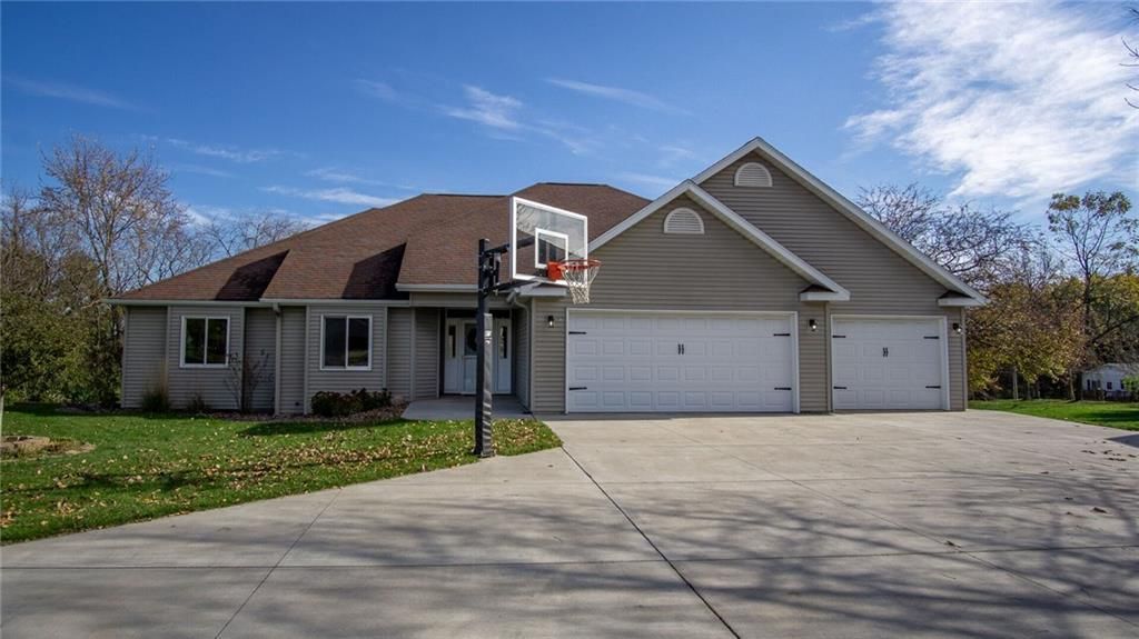 Photo of 1811 W Ridge COURT, Eau Claire, WI 54703 (MLS # 1596317)