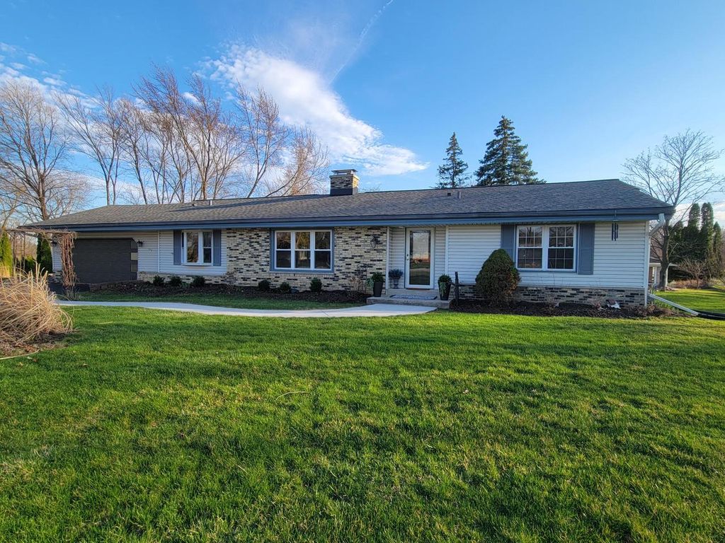 Photo of 15225 W Park TERRACE, New Berlin, WI 53151 (MLS # 1957418)