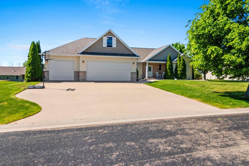 Photo of N2283 Cornhusk DRIVE, Greenville, WI 54942 (MLS # 50326659)