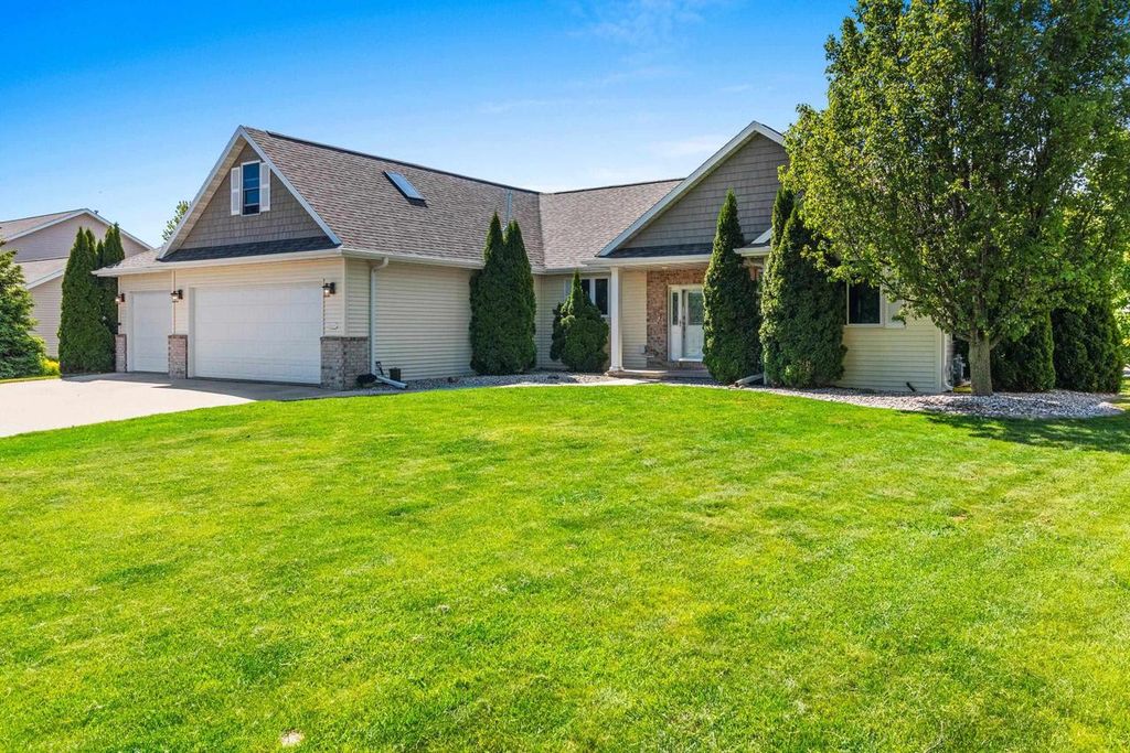Photo of N2283 Cornhusk DRIVE, Greenville, WI 54942 (MLS # 50326659)
