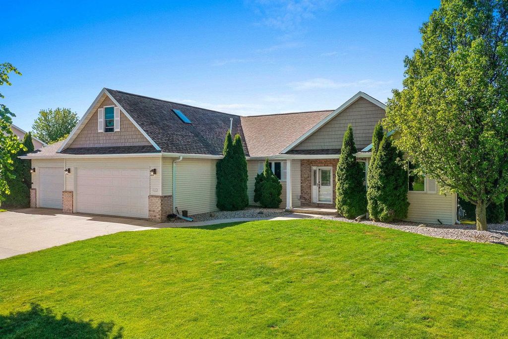 Photo of N2283 Cornhusk DRIVE, Greenville, WI 54942 (MLS # 50326659)