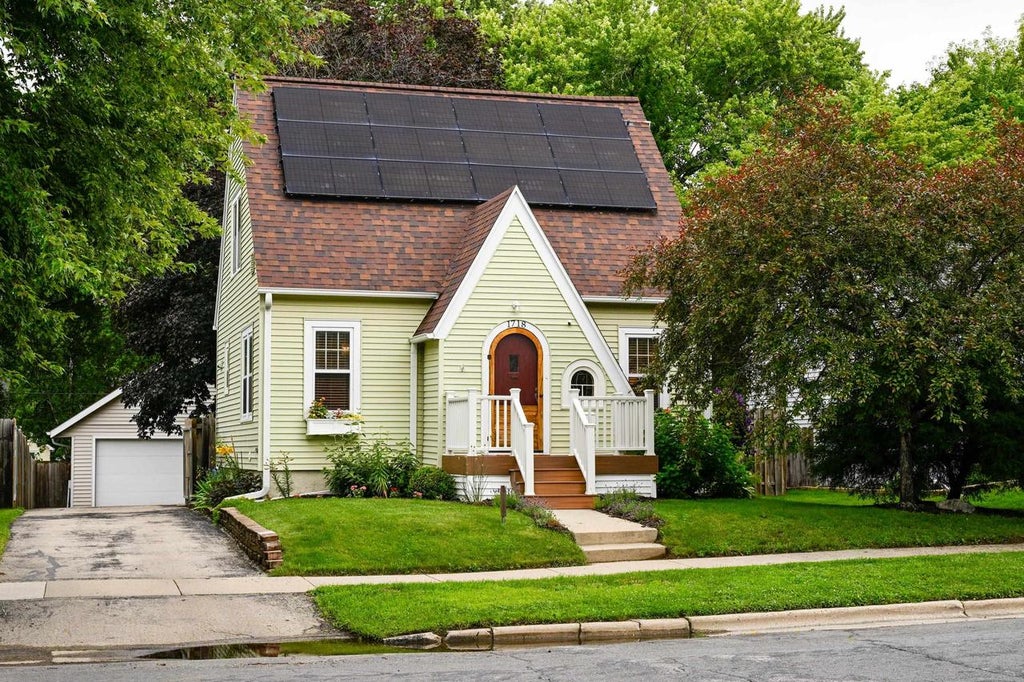 Photo of 1718 Schlimgen AVENUE, Madison, WI 53704 (MLS # 2025955)