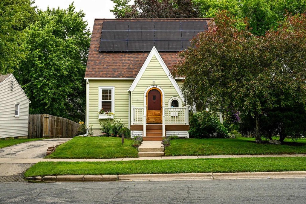 Photo of 1718 Schlimgen AVENUE, Madison, WI 53704 (MLS # 2025955)