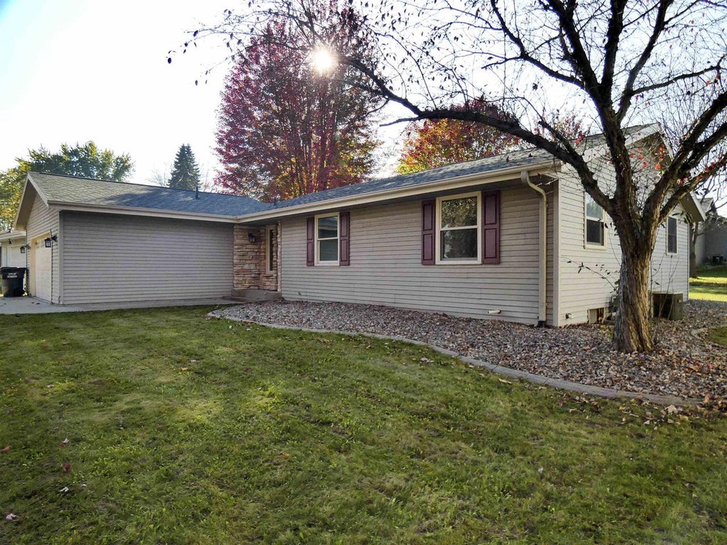 Photo of 727 Woodside DRIVE, Seymour, WI 54165 (MLS # 50334704)