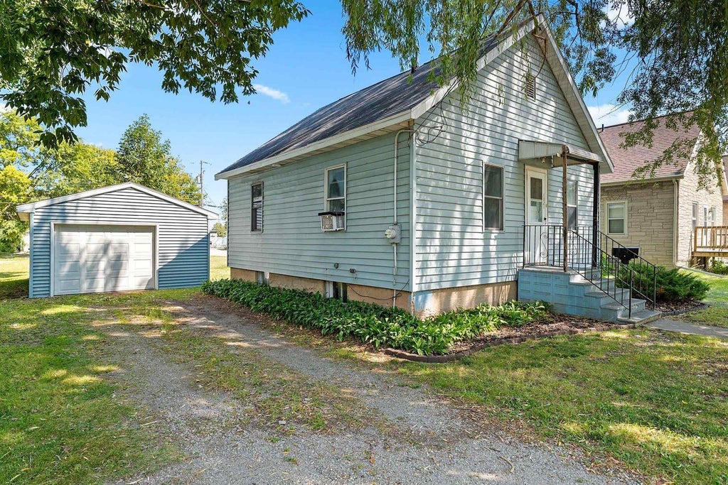 Photo of 1021 Klaus STREET, Green Bay, WI 54302 (MLS # 50332903)