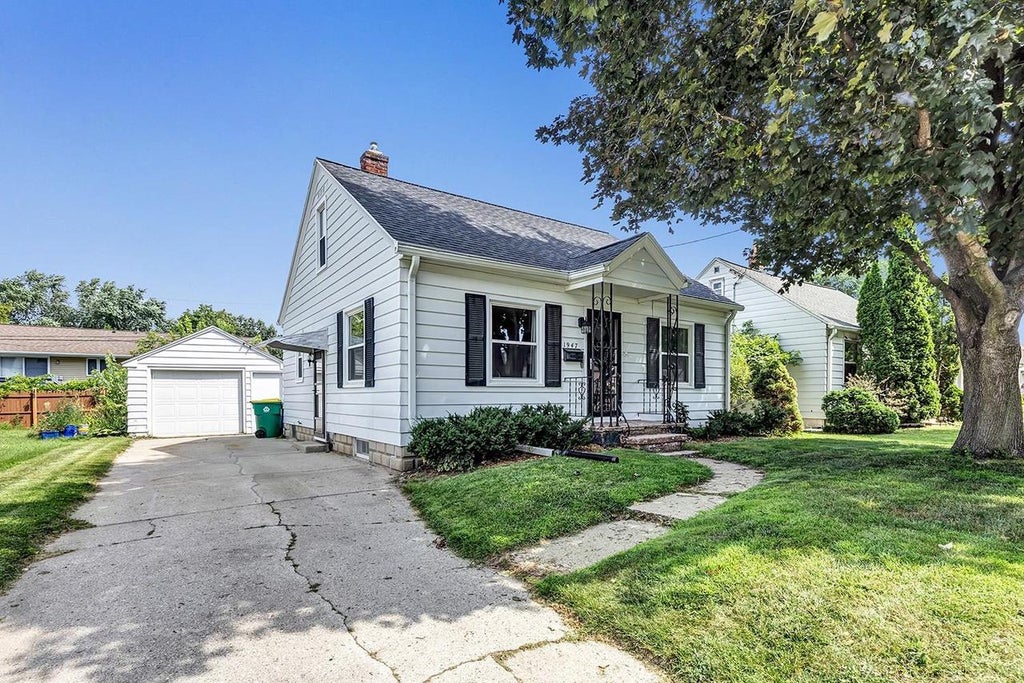 Photo of 1947 Farlin AVENUE, Green Bay, WI 54302 (MLS # 50330572)