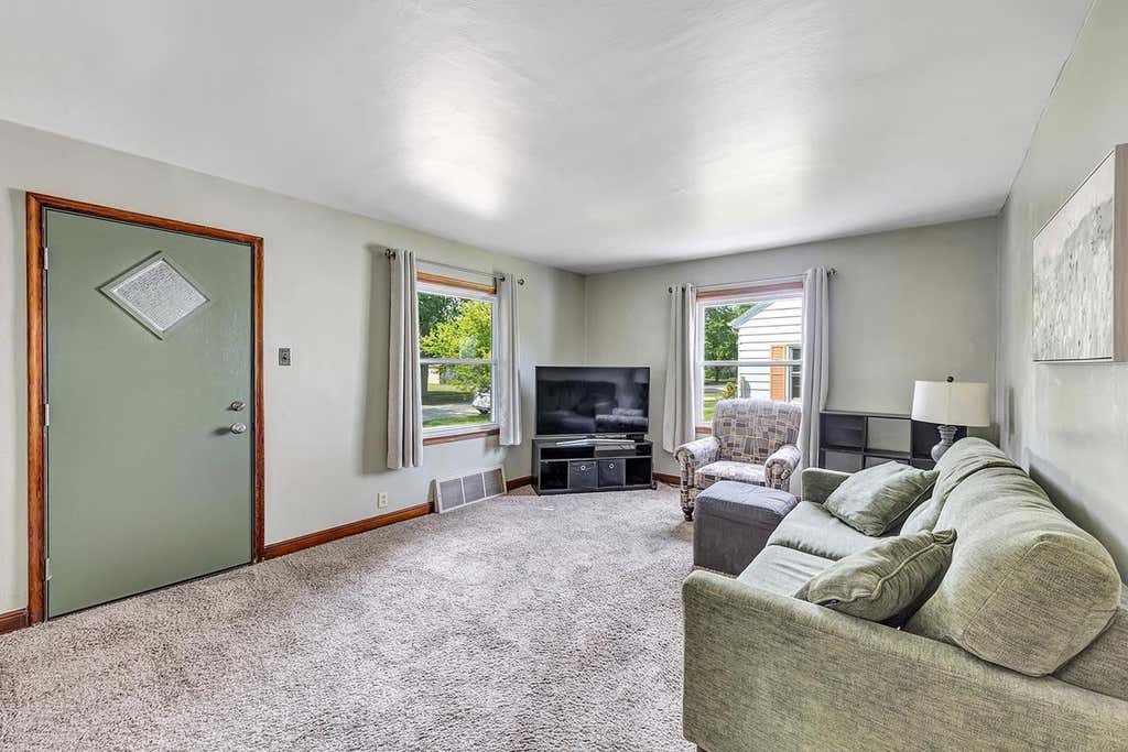 Photo of 1947 Farlin AVENUE, Green Bay, WI 54302 (MLS # 50330572)