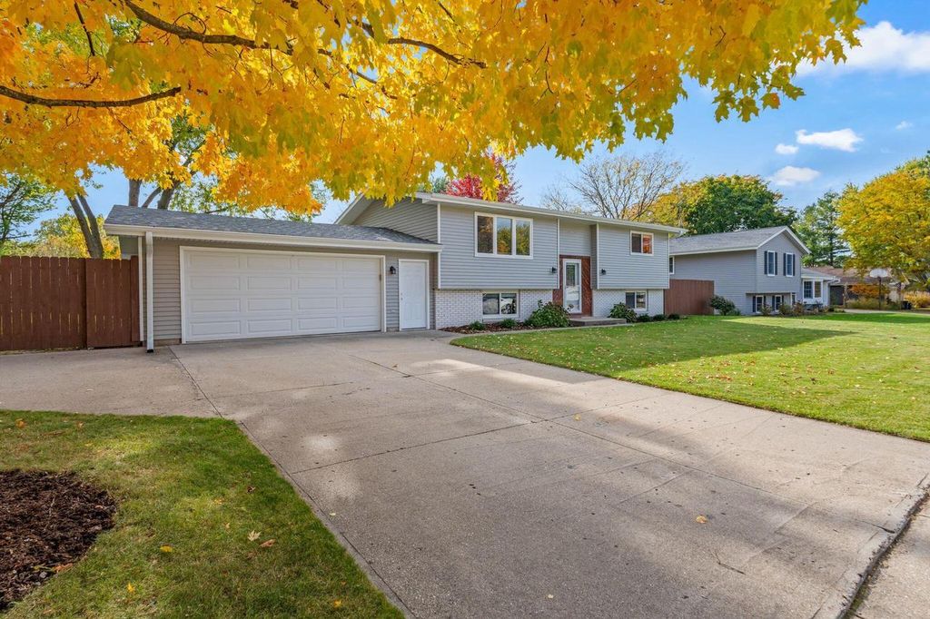 Photo of 247 Sunny Hill LANE, Oconomowoc, WI 53066 (MLS # 1942389)