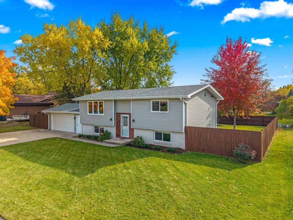 Photo of 247 Sunny Hill LANE, Oconomowoc, WI 53066 (MLS # 1942389)