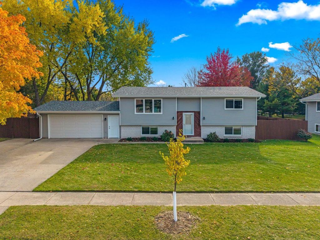 Photo of 247 Sunny Hill LANE, Oconomowoc, WI 53066 (MLS # 1942389)