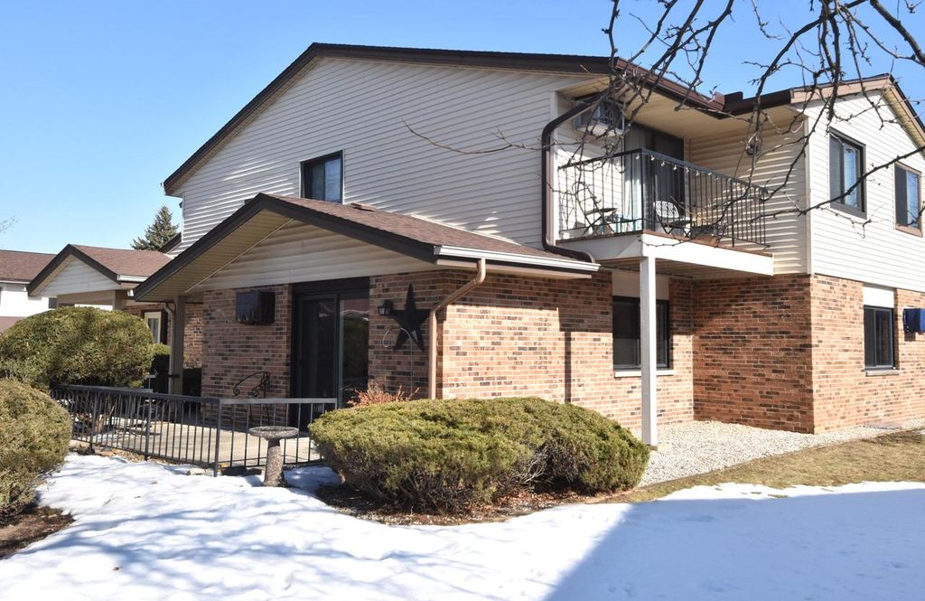 Photo of 4502 S Greenridge CIRCLE, Greenfield, WI 53220 (MLS # 1950502)