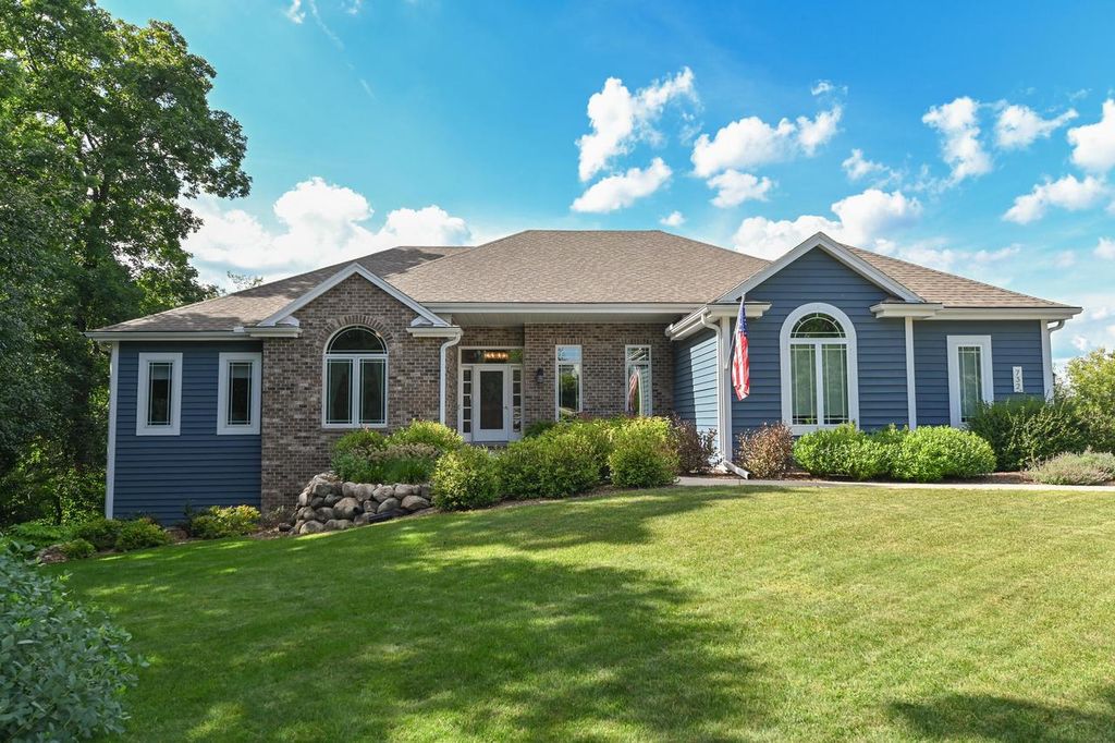 Photo of 732 River Reserve DRIVE, Hartland, WI 53029 (MLS # 1940545)