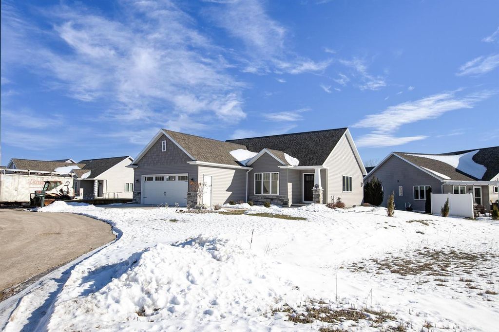 Photo of 5010 W Woods Creek LANE, Appleton, WI 54913 (MLS # 50319447)