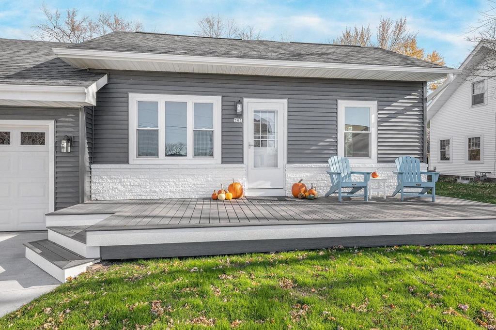 Photo of 303 S 1st AVENUE, Winneconne, WI 54986 (MLS # 50318221)