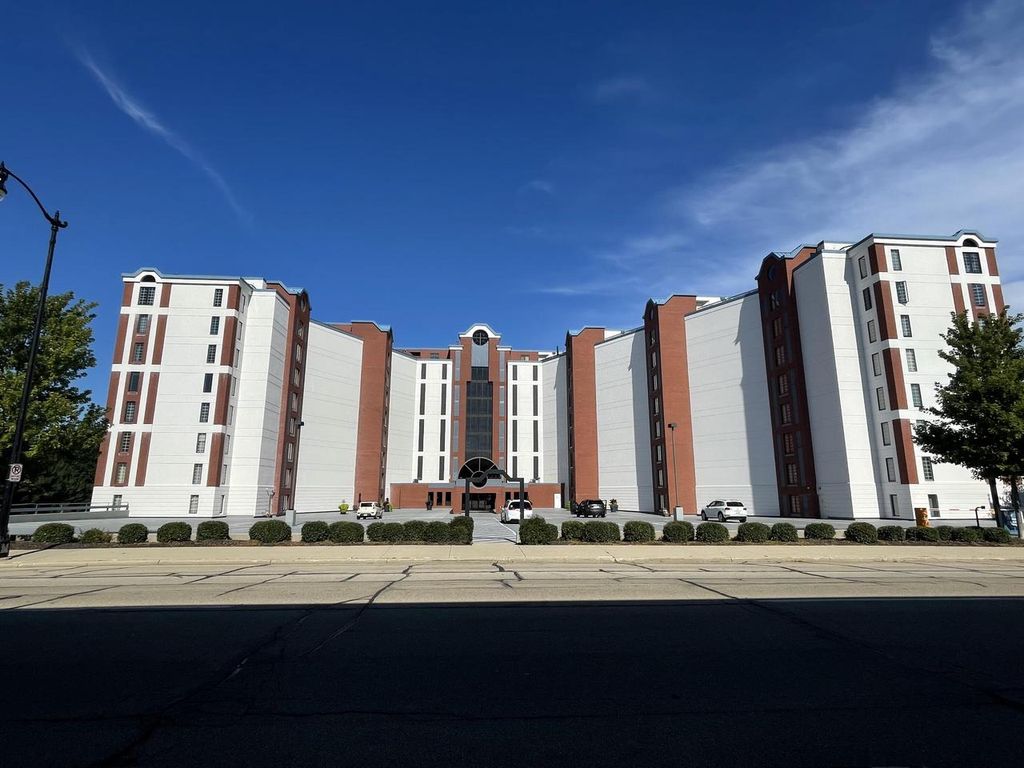 Photo of 333 Lake AVENUE #806, Racine, WI 53403 (MLS # 1949977)