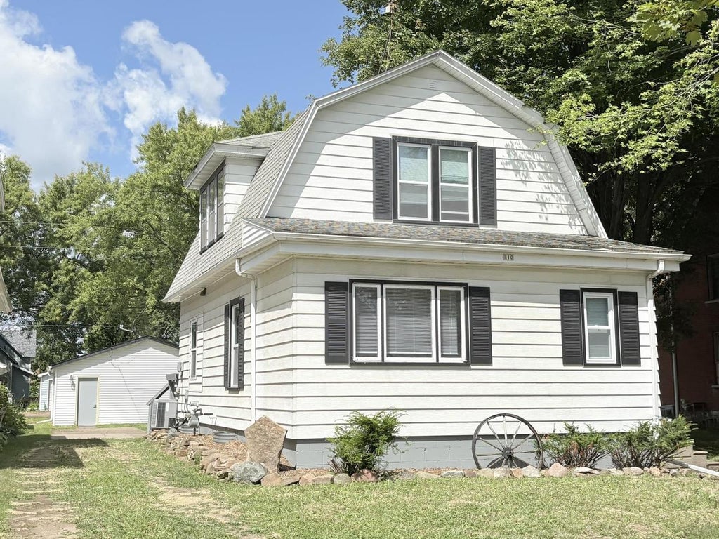 Photo of 810 S Vine AVENUE, Marshfield, WI 54449 (MLS # 22604133)