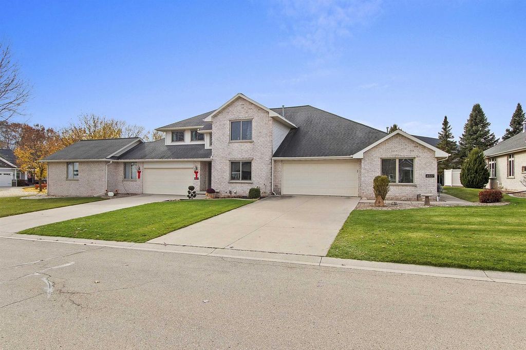 Photo of 4027 Ponce de Leon BOULEVARD, Hobart, WI 54155 (MLS # 50318320)