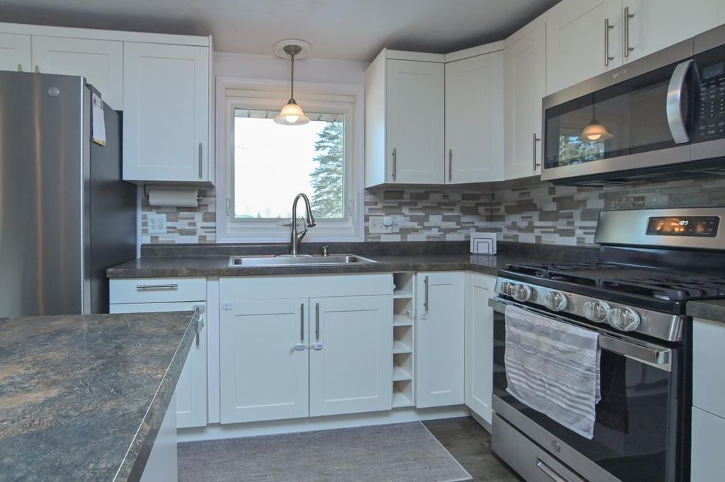 Photo of 1332 Sunray LANE, Green Bay, WI 54313 (MLS # 50321653)