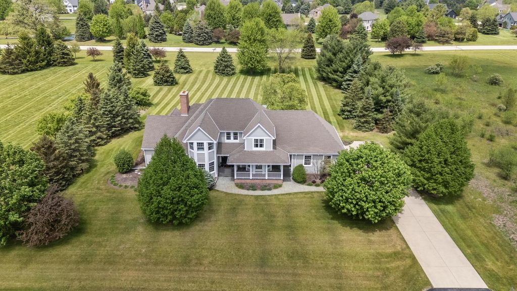 Photo of N61W29060 Parkside PLACE, Hartland, WI 53029 (MLS # 1962736)