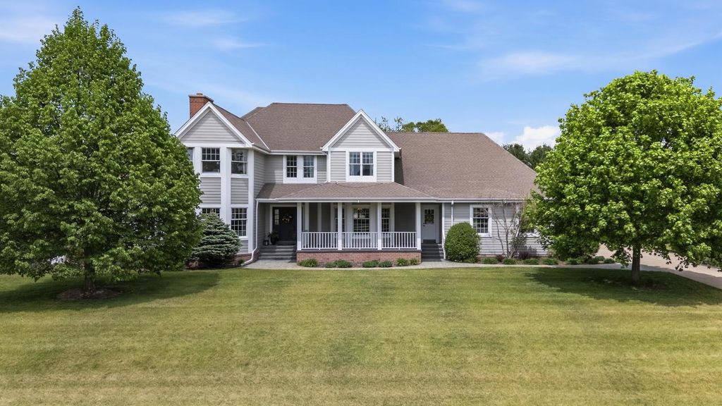 Photo of N61W29060 Parkside PLACE, Hartland, WI 53029 (MLS # 1962736)