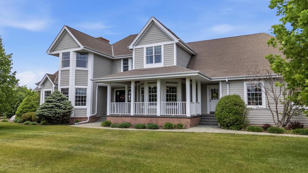 Photo of N61W29060 Parkside PLACE, Hartland, WI 53029 (MLS # 1962736)