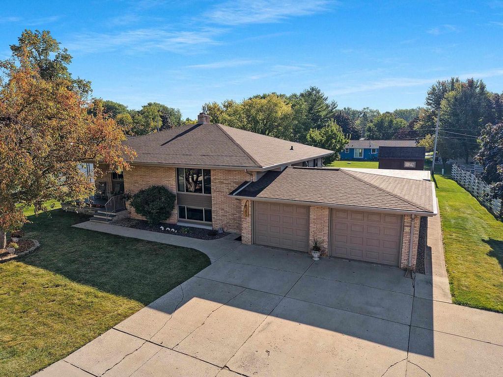 Photo of 2203 Gilson COURT, Green Bay, WI 54304 (MLS # 50324524)