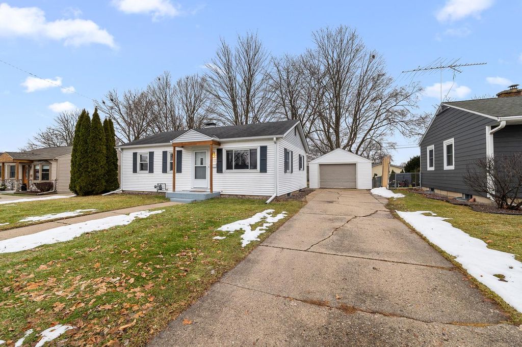 Photo of 625 Madison AVENUE, West Bend, WI 53095 (MLS # 1946850)
