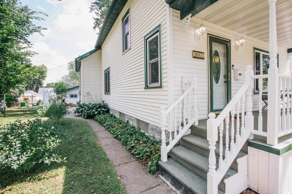 Photo of 907 S Vine AVENUE, Marshfield, WI 54449 (MLS # 22603569)