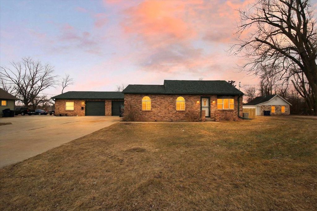 Photo of 2505 Center AVENUE, Janesville, WI 53546 (MLS # 2016920)