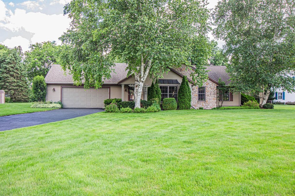 Photo of W273S2261 Drumlin DRIVE, Waukesha, WI 53188 (MLS # 1969372)