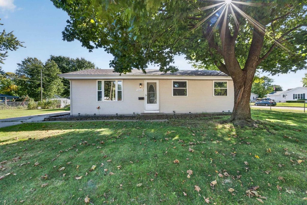 Photo of 1513 Roosevelt AVENUE, Janesville, WI 53546 (MLS # 2034543)
