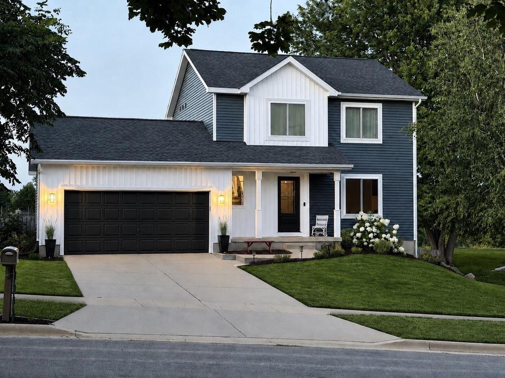 Photo of 1005 Vista Ridge DRIVE, Mount Horeb, WI 53572 (MLS # 2035527)