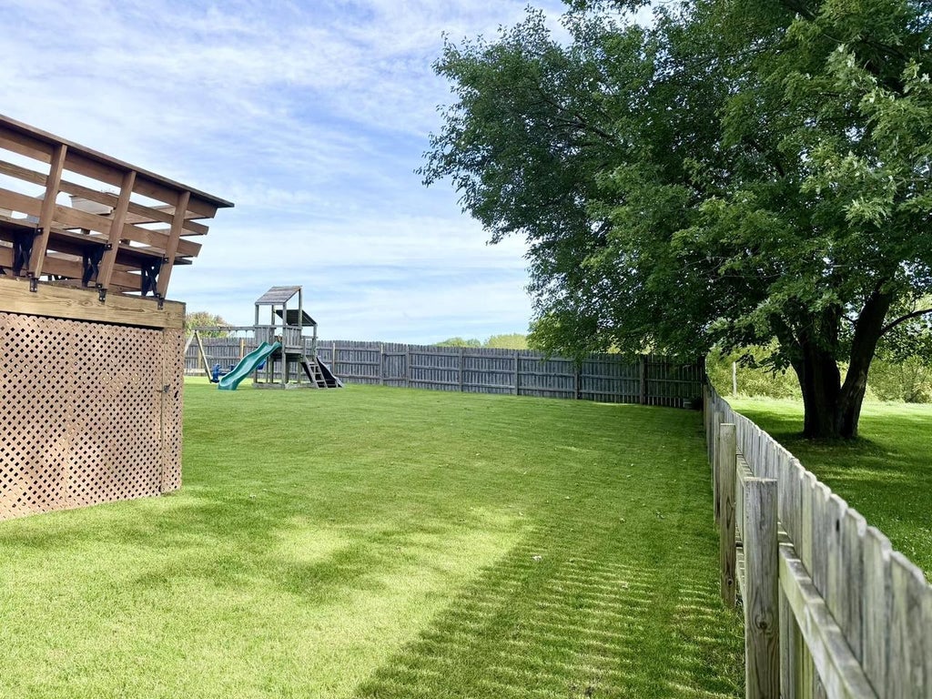 Photo of 1005 Vista Ridge DRIVE, Mount Horeb, WI 53572 (MLS # 2035527)